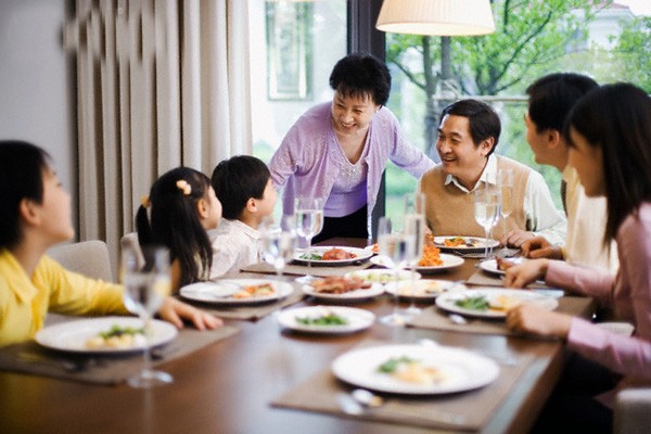 Đặt bàn ăn đung phong thủy giúp bữa ăn gia đình vui vẽ hạnh phúc